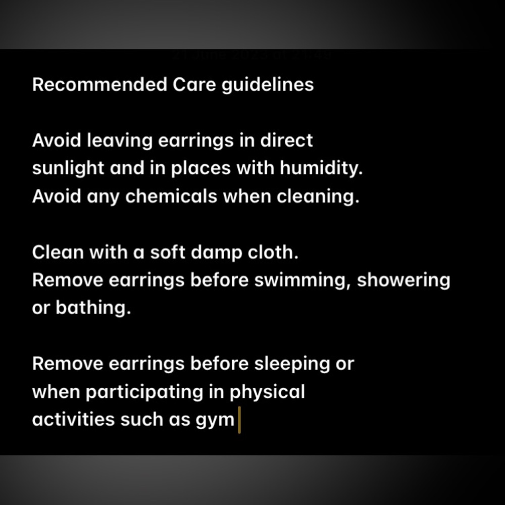 Glamorous BNWT Golden Flower Stud Earrings with Sparkling Crystal Accents - Picture 10 of 10